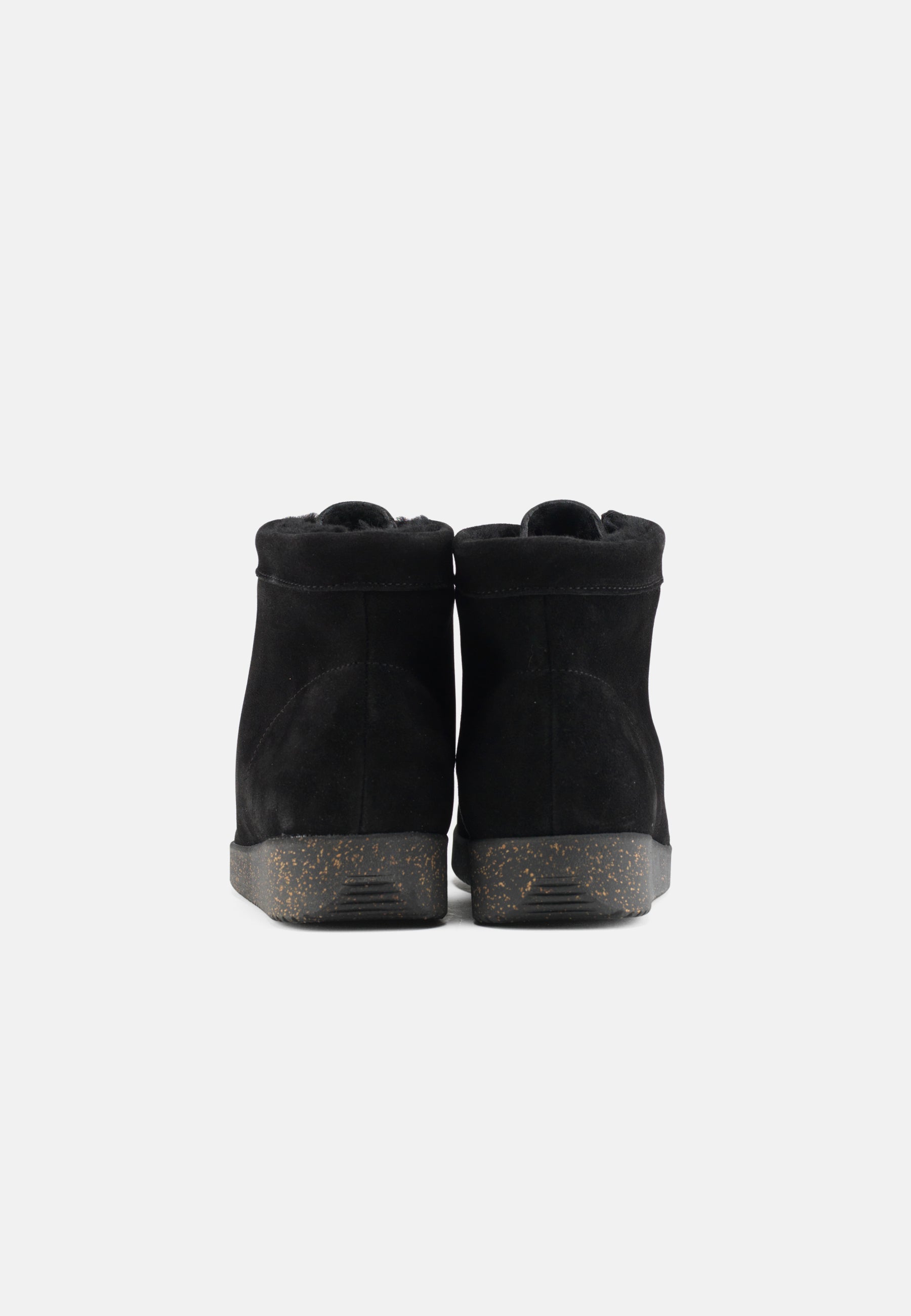 Nature Footwear Asta varmforet Snørestøvle Suede læder i farve Black med lammeskindsfor og ydersål af naturgummi med korkrester