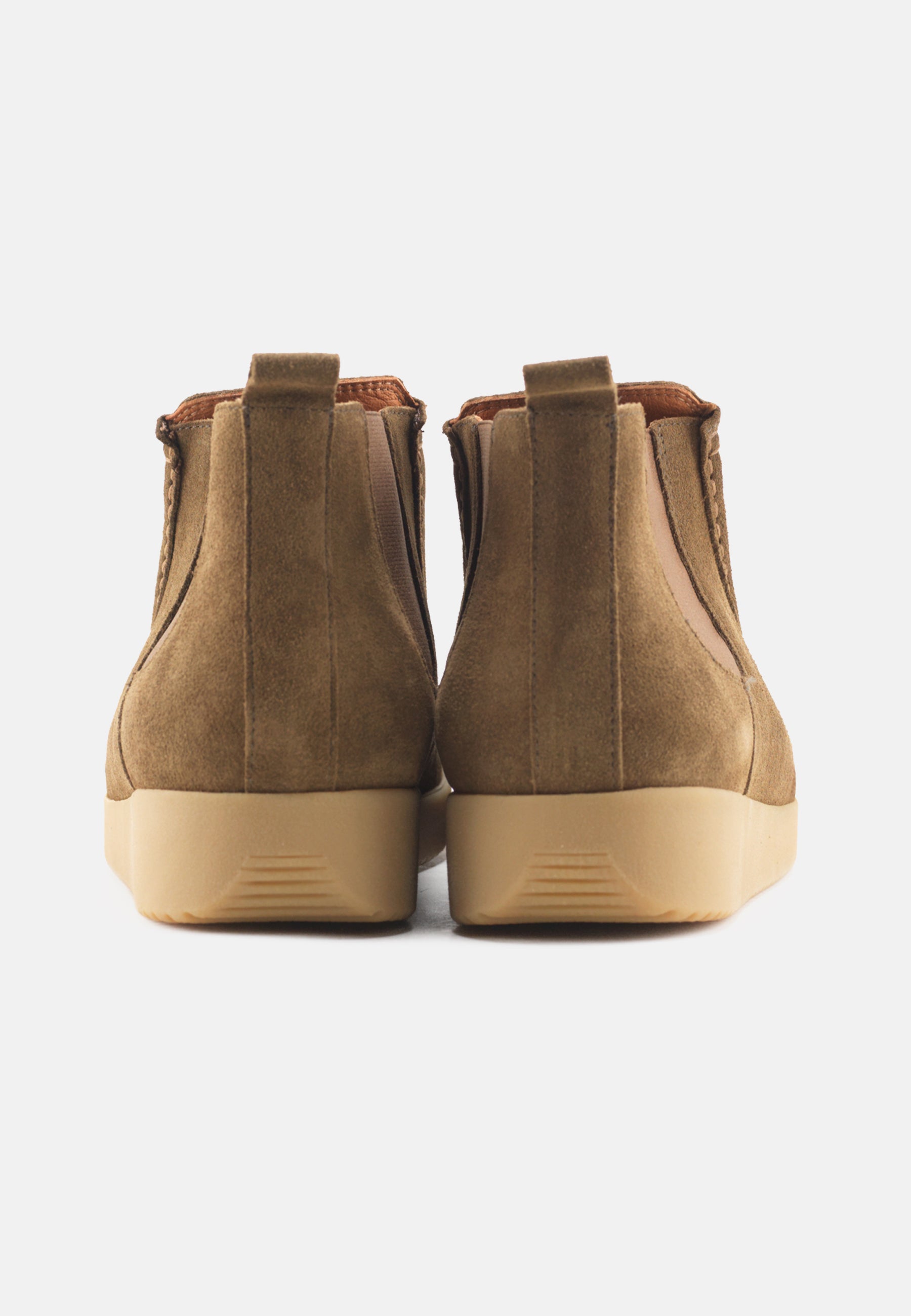 Nature Footwear Ester Støvle med elastik I siderne Suede læder farve Olive med ydersål af naturgummi. 
