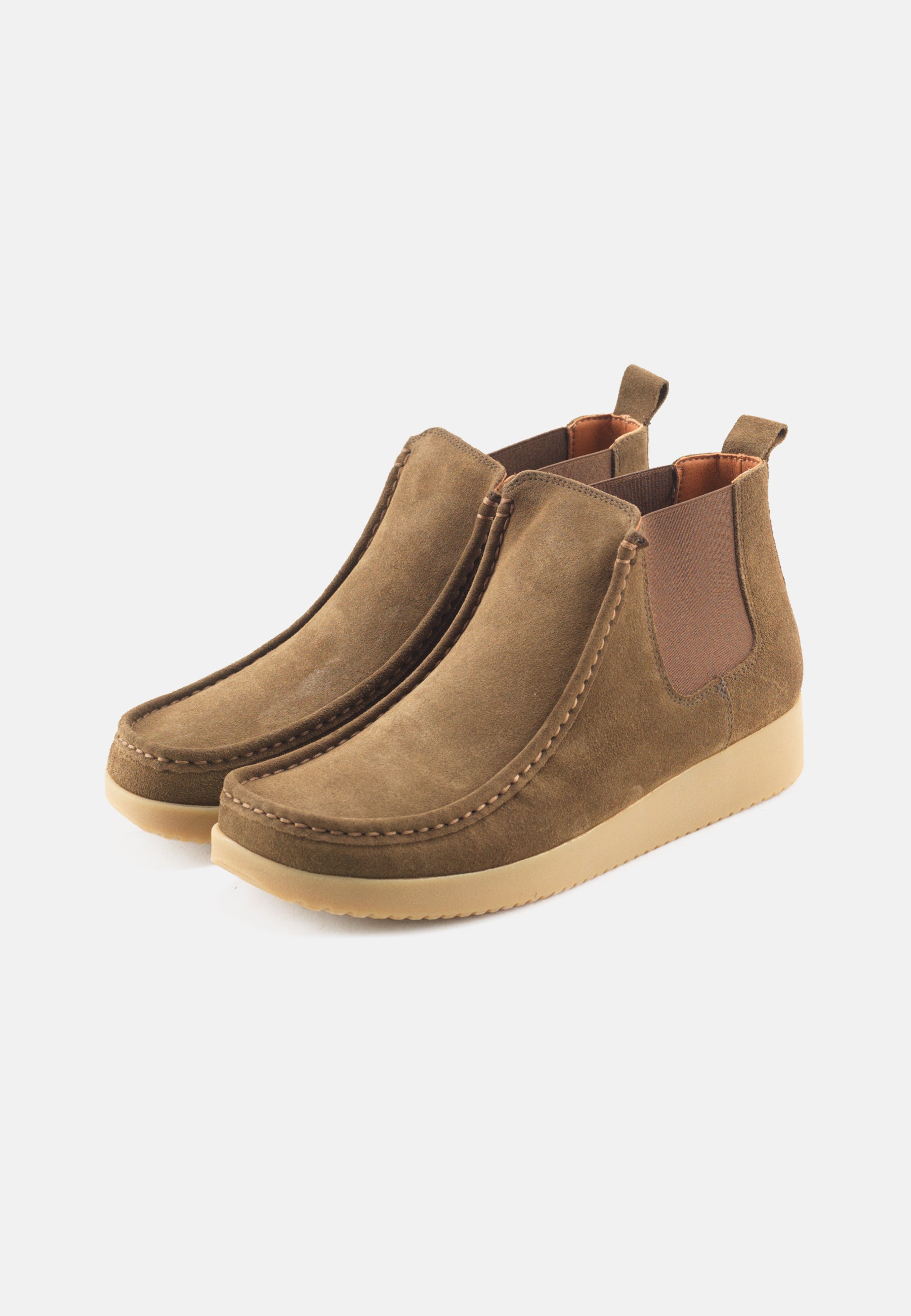 Nature Footwear Ester Støvle med elastik I siderne Suede læder farve Olive med ydersål af naturgummi. 