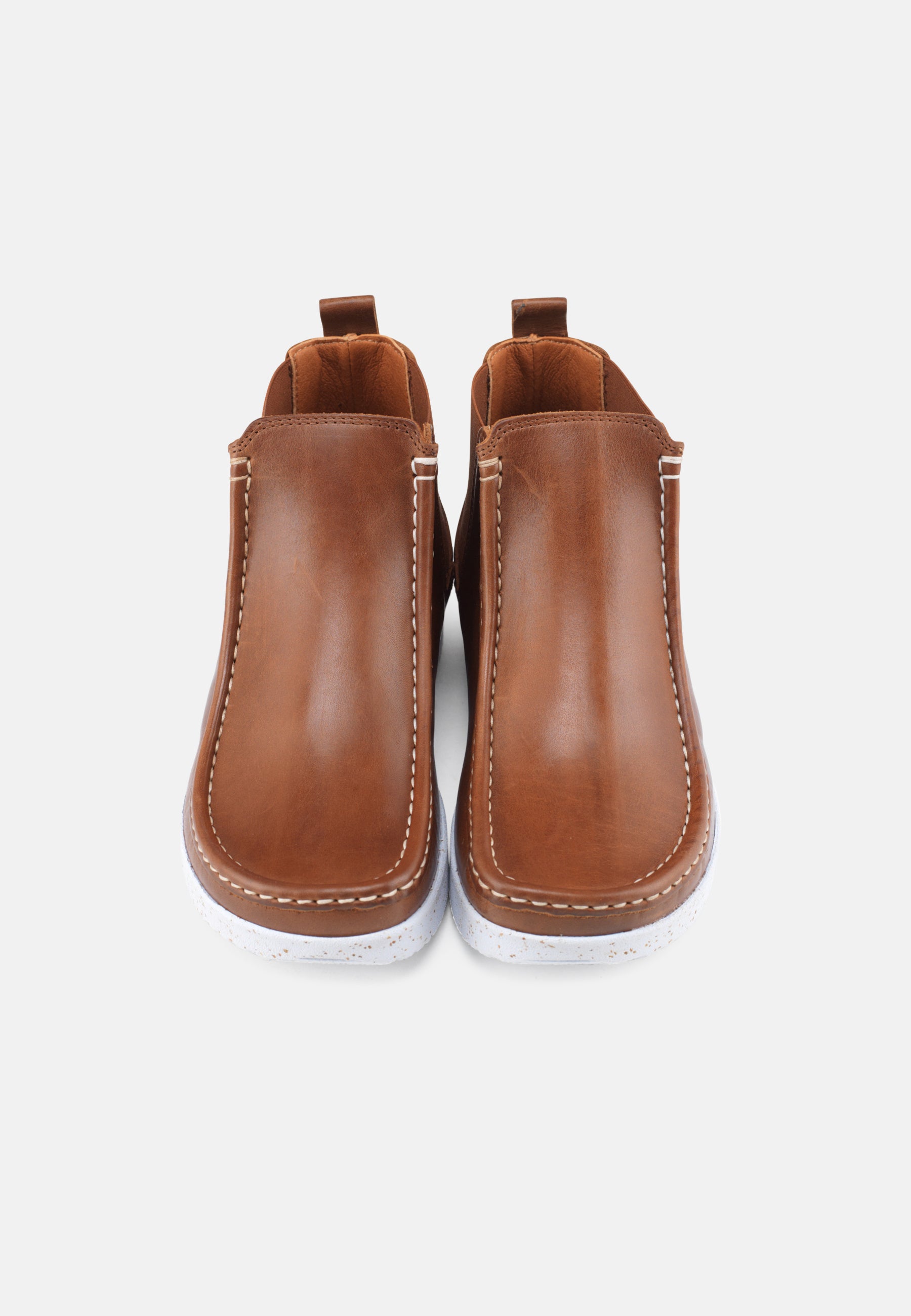 Nature Footwear Ester Støvle med elastik I siderne Læder farve Tobacco med ydersål af hvid naturgummi med korkrester. 