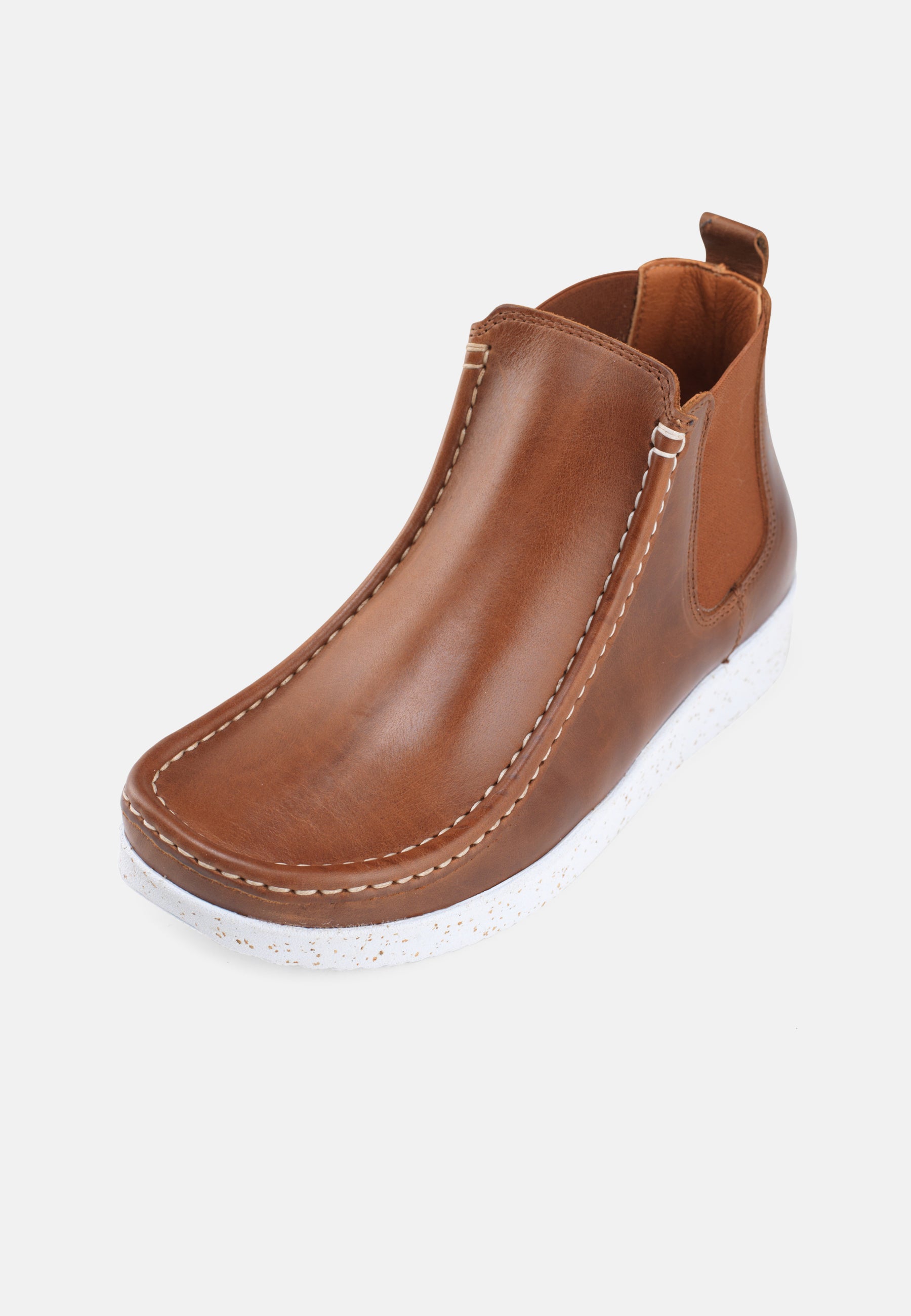 Nature Footwear Ester Støvle med elastik I siderne Læder farve Tobacco med ydersål af hvid naturgummi med korkrester. 