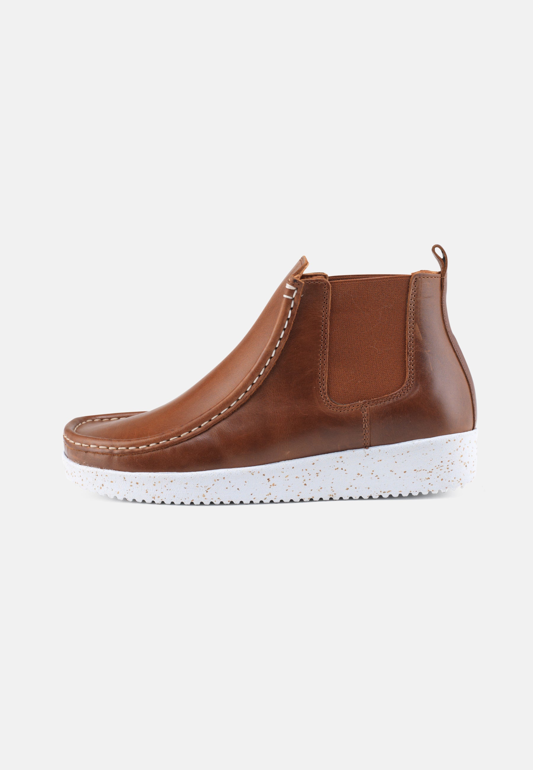 Nature Footwear Ester Støvle med elastik I siderne Læder farve Tobacco med ydersål af hvid naturgummi med korkrester. r. 