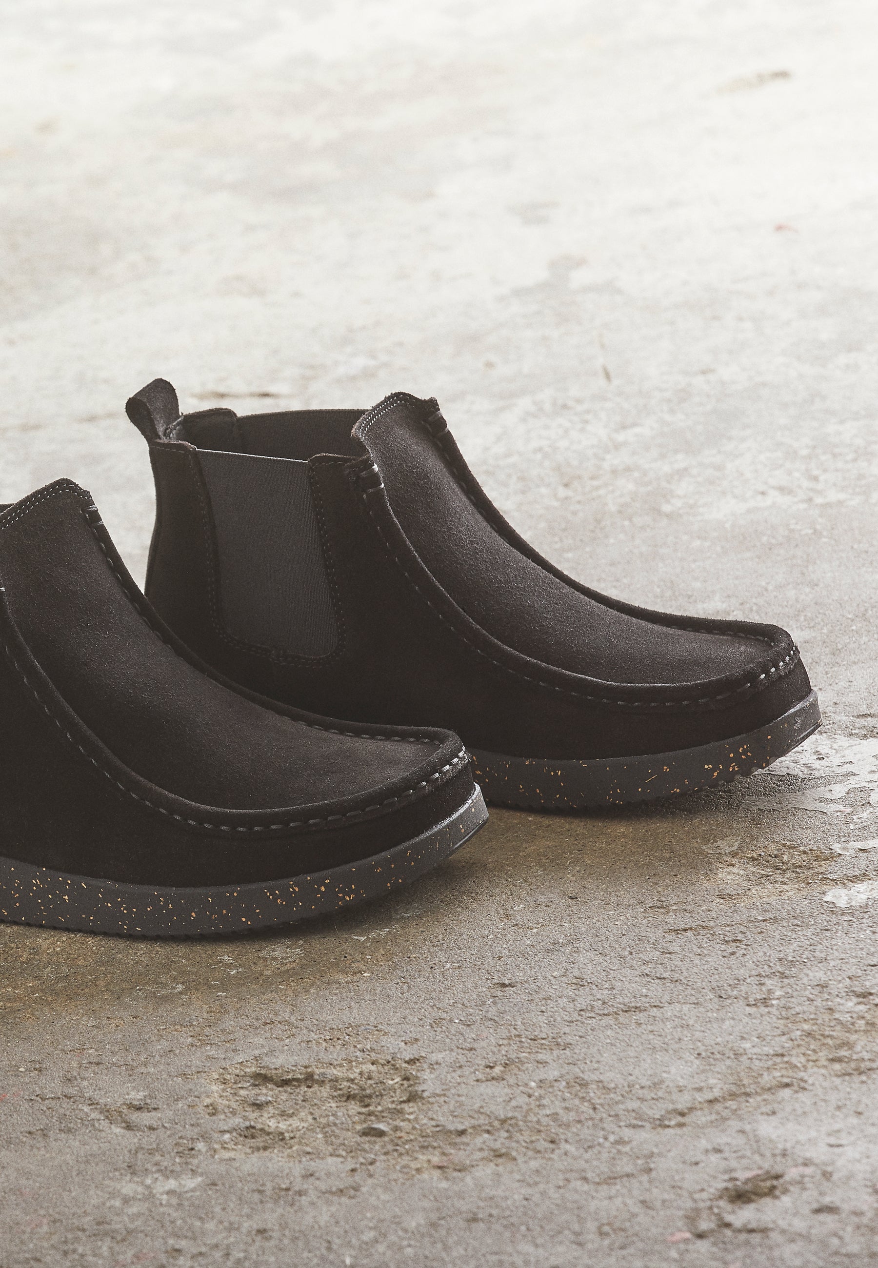 Nature Footwear Ester Støvle med elastik I siderne Suede læder farve Black med ydersål af naturgummi med korkrester.