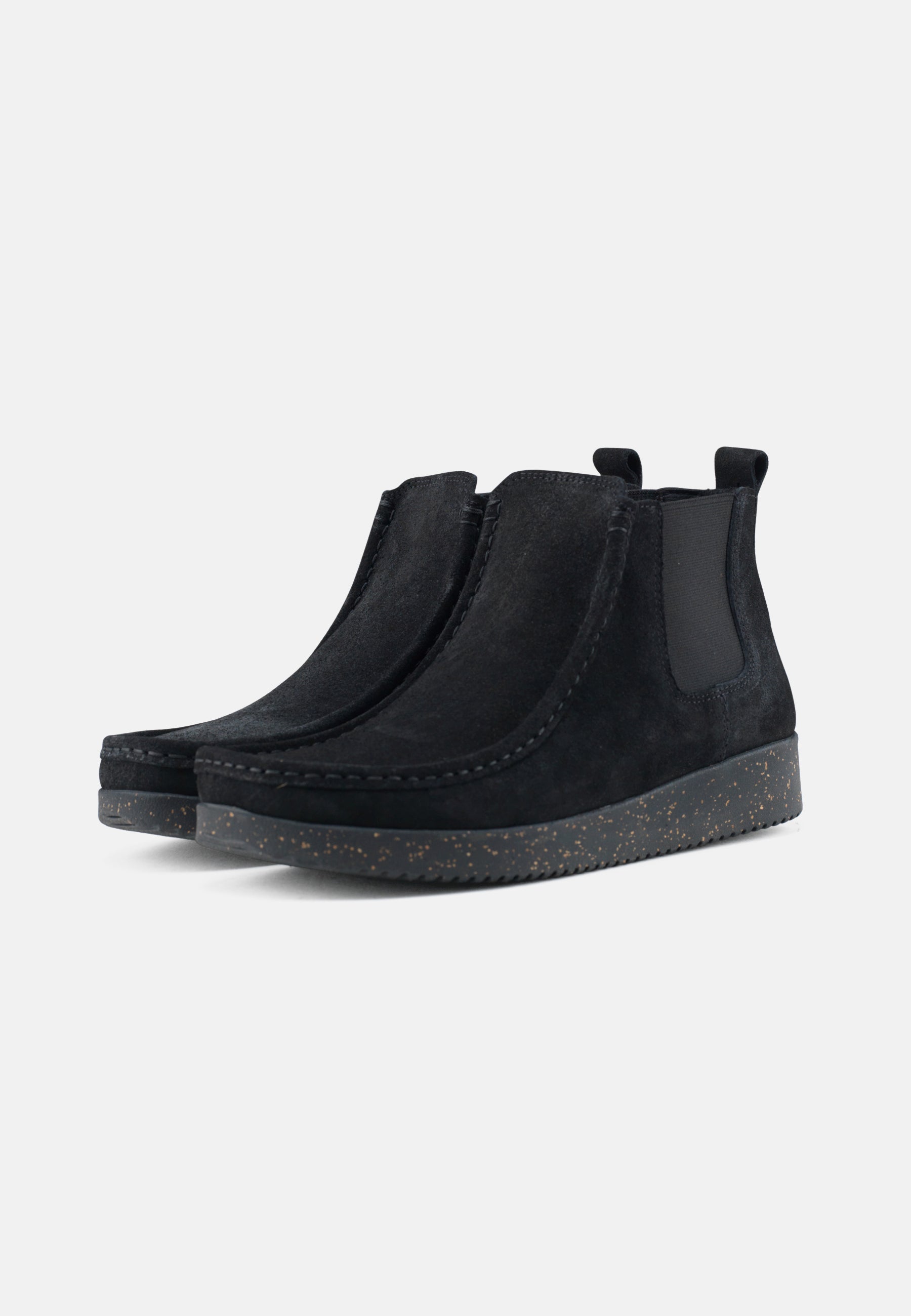 Nature Footwear Ester Støvle med elastik I siderne Suede læder farve Black med ydersål af naturgummi med korkrester.