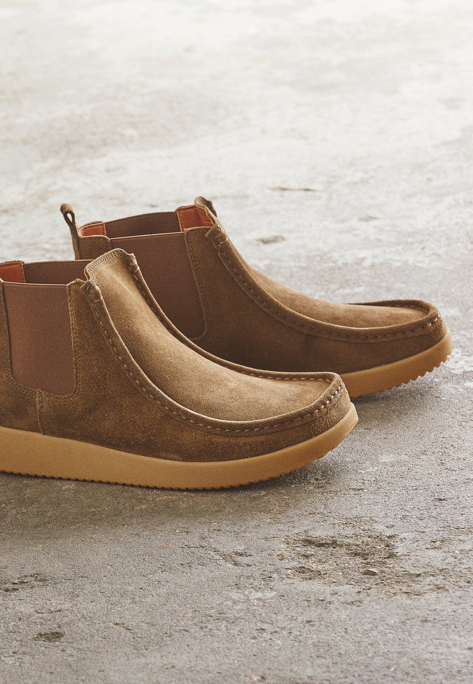 Nature Footwear Ester Støvle med elastik I siderne Suede læder farve Olive med ydersål af naturgummi. 