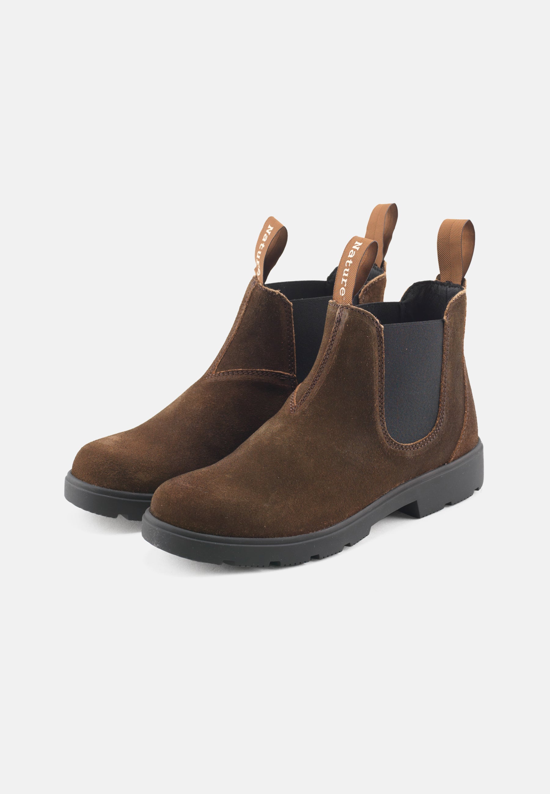 Nature Footwear Gorm Støvle med elastik i siderne i Oil Suede læder farve Mahogany med sål af naturgummi