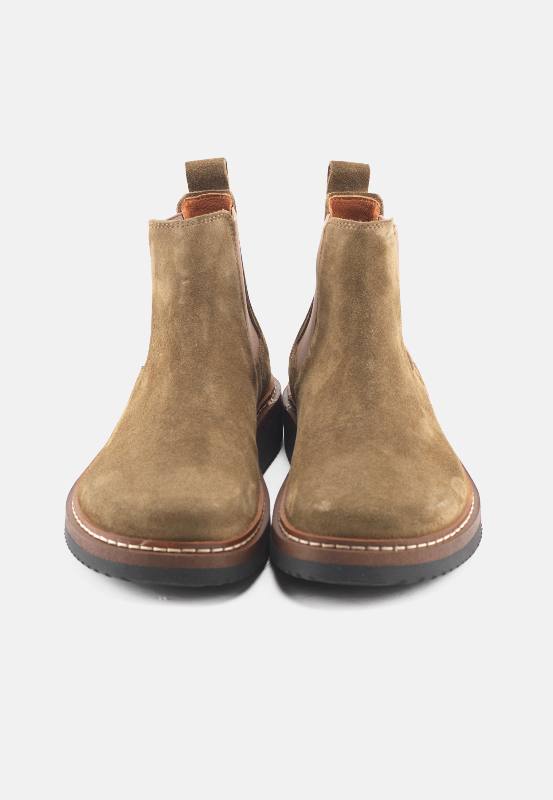 Nature Footwear Gry Støvle med elastik I sidderne Suede læder farve Olive med ydersål af naturgummi med læderrand 