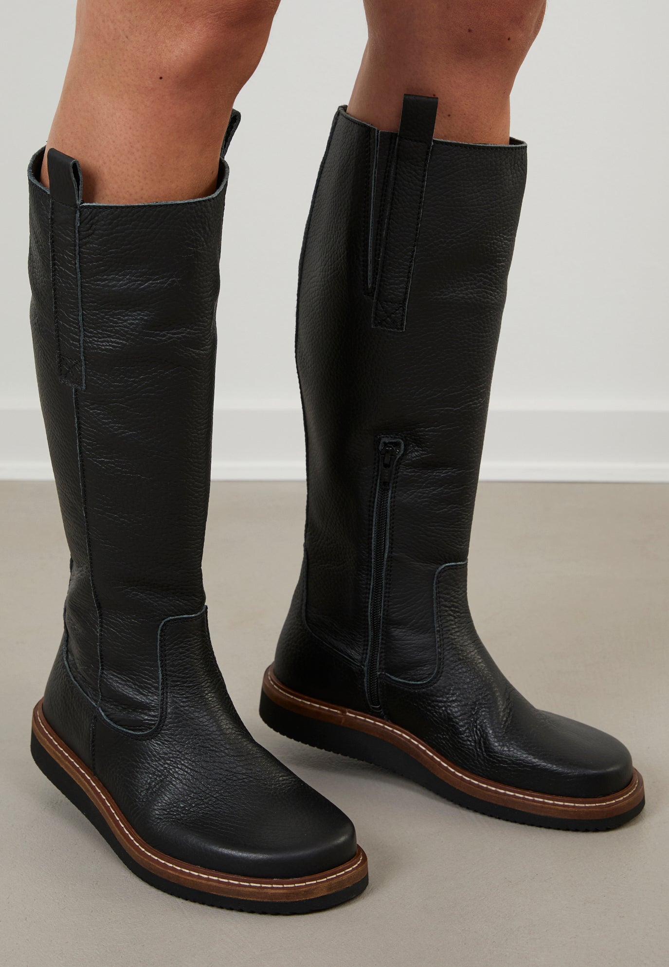 Nature Footwear Liv langskaftet støvle Læder farve Black med lynlås på indersiden. 