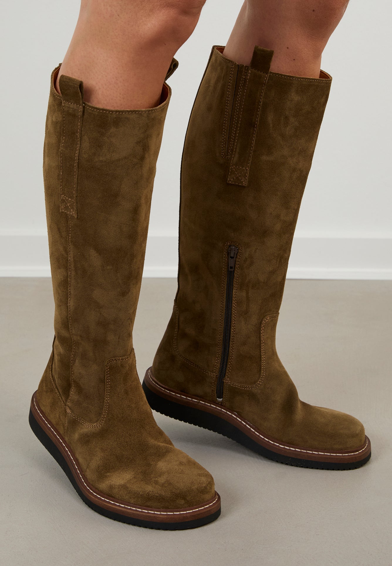 Nature Footwear Liv langskaftet støvle Suede Læder farve Olive med lynlås på indersiden. 