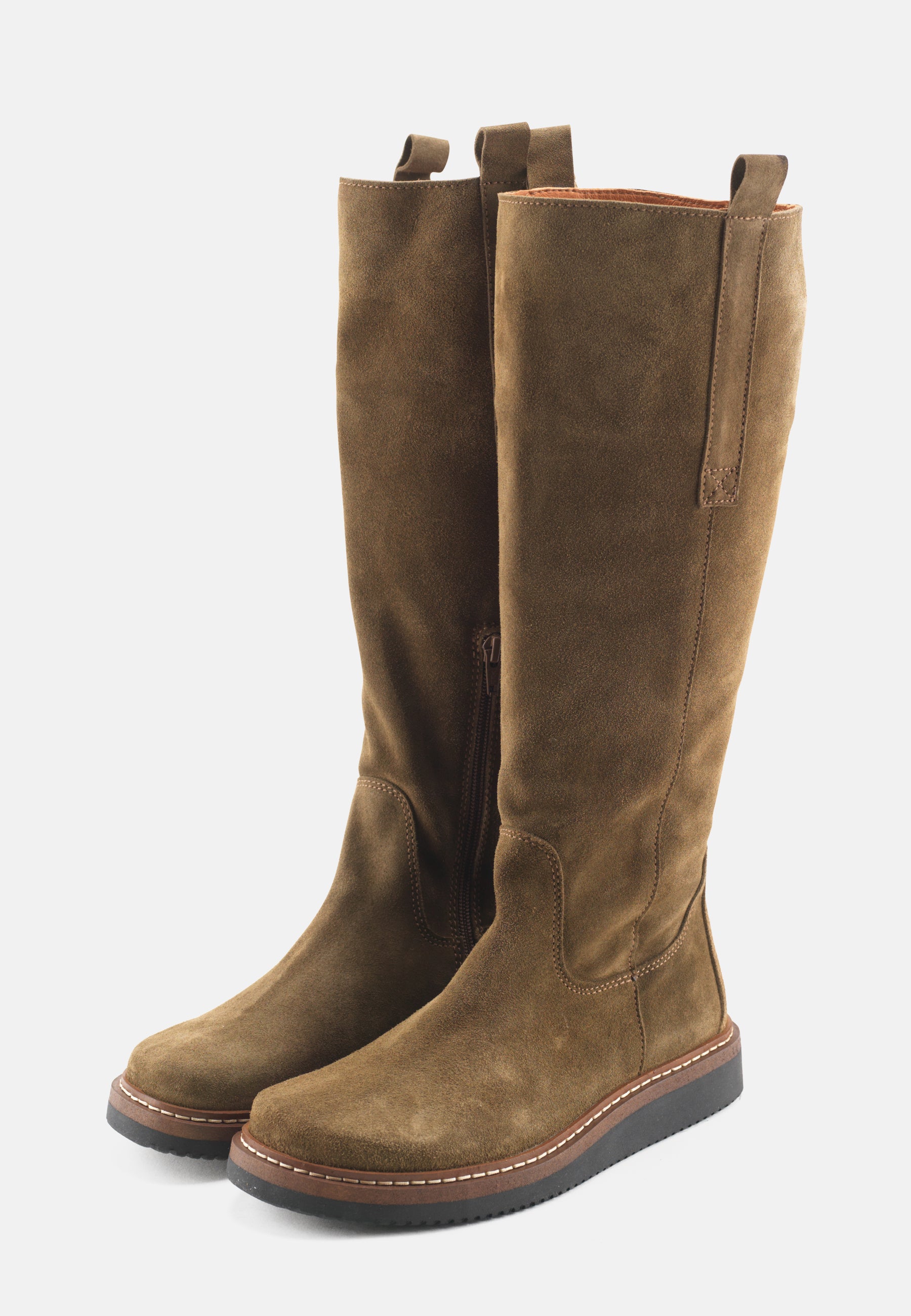 Nature Footwear Liv langskaftet støvle Suede Læder farve Olive med lynlås på indersiden. 
