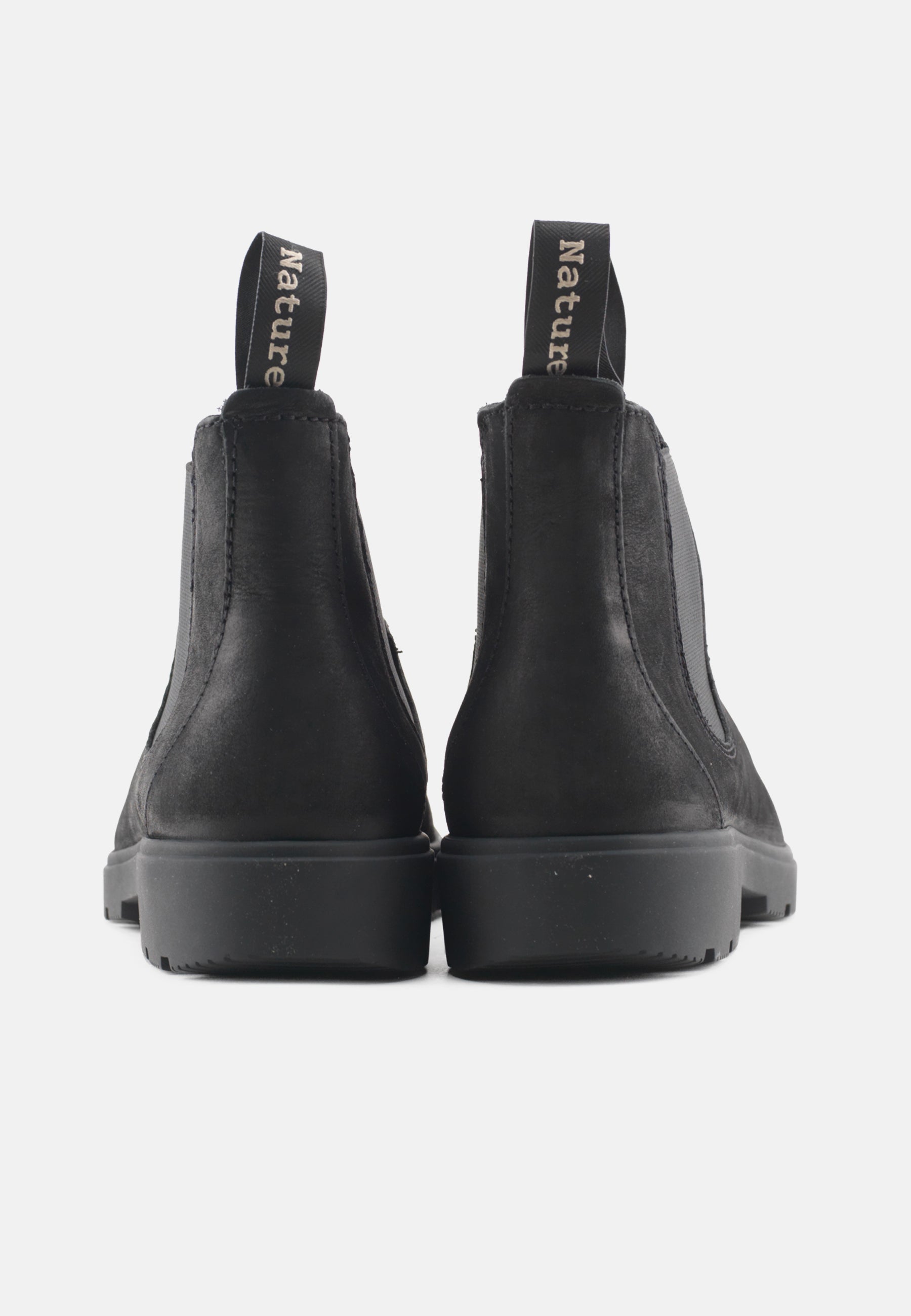 Nature Footwear Nora Støvle med elastik i siderne i Oil Nubuck læder farve Black med sål af naturgummi